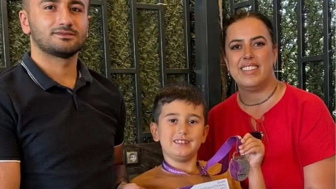 Tireli Minik Bilim İnsanından Uluslararası Başarı: Emir Kurtuluş, SIMSO Olimpiyatları'nda Türkiye İkincisi Oldu