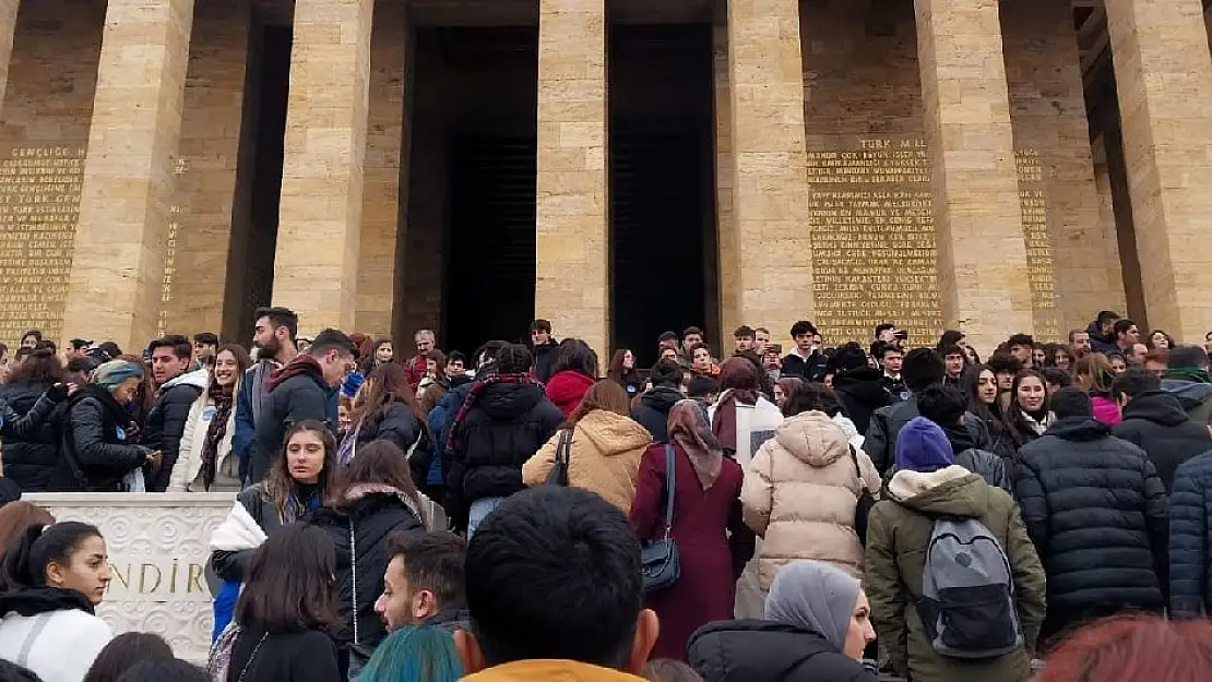 TORBALI ÇYDD GENÇLERİNDEN ATA'YA ZİYARET