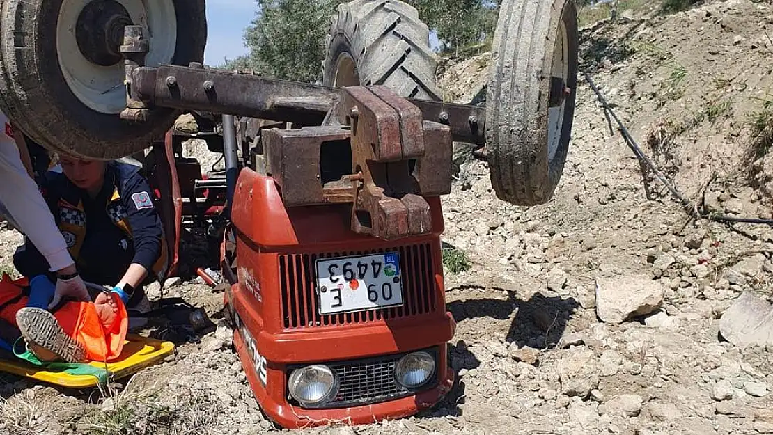 Traktörü altında kaldı… Yardımı kendisi çağırdı