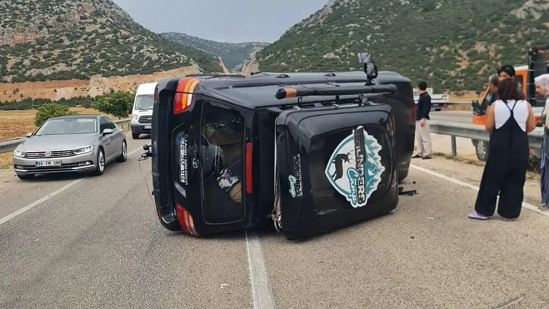 Türk Halk Müziği sanatçısı trafik kazası geçirdi