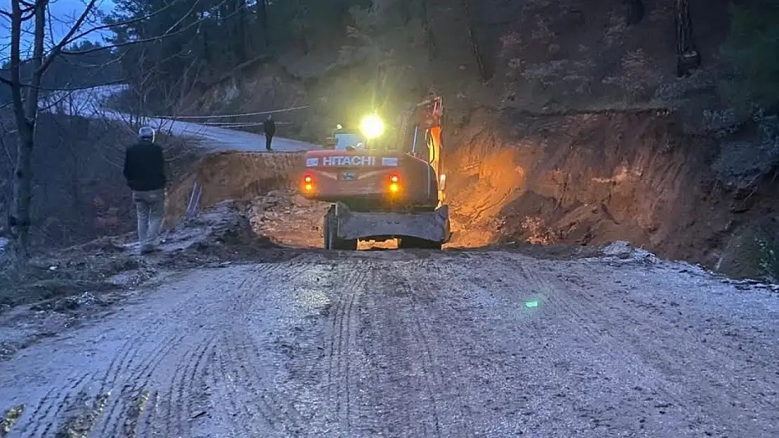 Umurlu Melekalanı Yolunda Göçük Çalışmaları Sürüyor