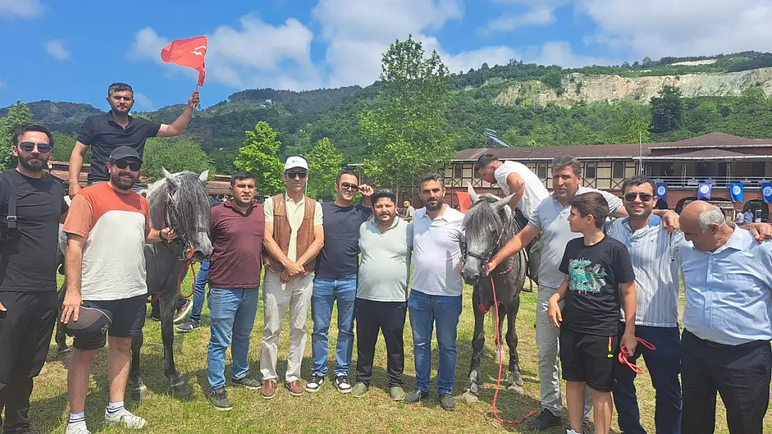 Ünye'de Rahvan At Yarışlarına Yoğun İlgi: Bayram Coşkusu Yarış Heyecanıyla Buluştu