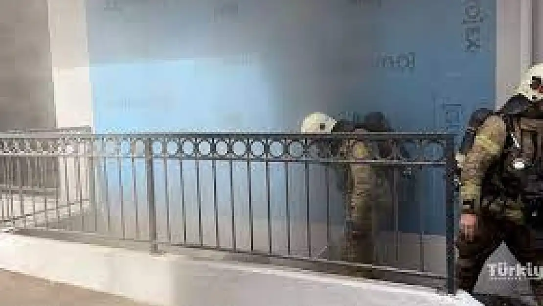 Üsküdar'da korkutan depo yangını