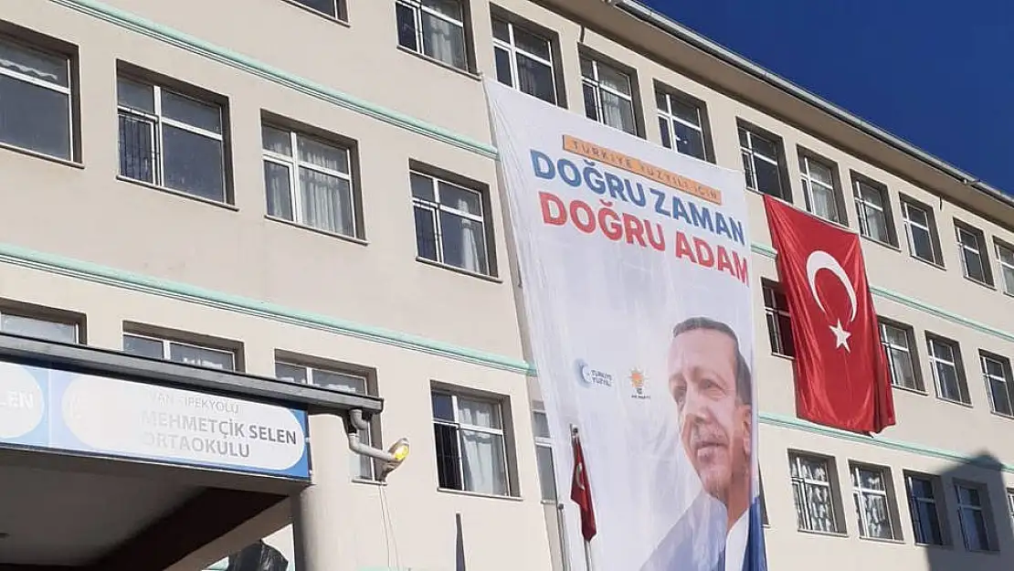 Van’da bir okula Erdoğan pankartı asıldı