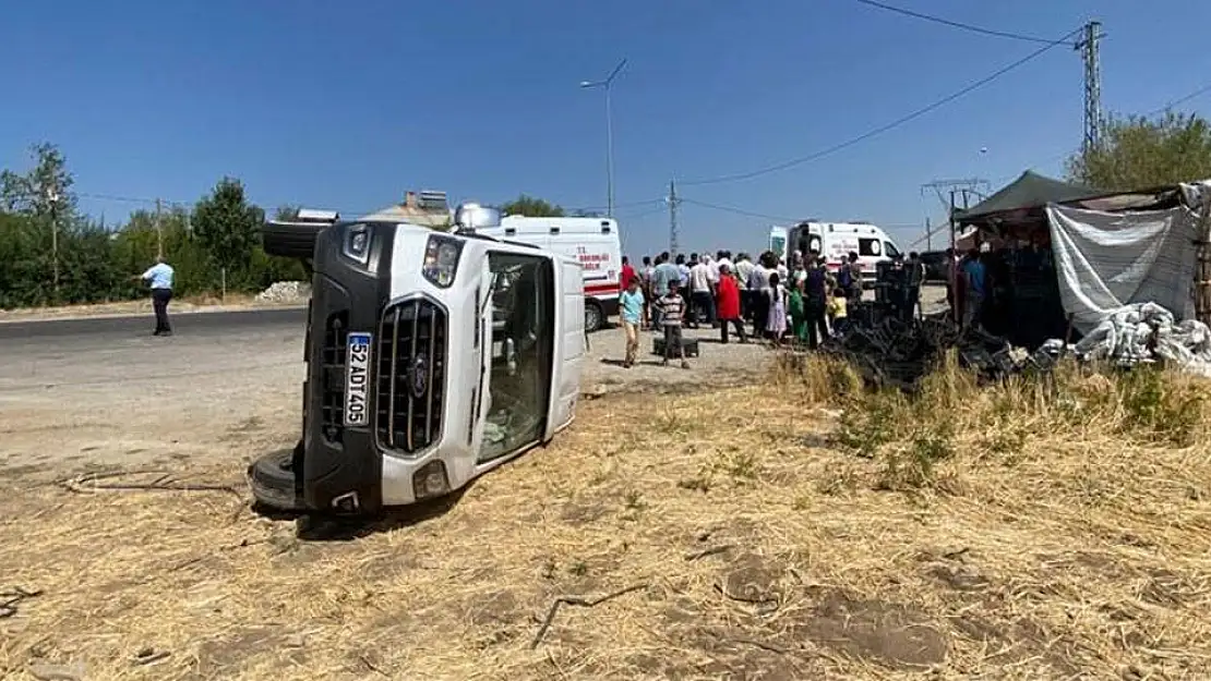 Van'da minibüs yana devrildi : 14 yaralı !