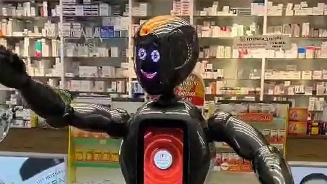 Yalova’da eczane teknisyenliği yapan robotu görenler şaşkınlığını gizleyemiyor