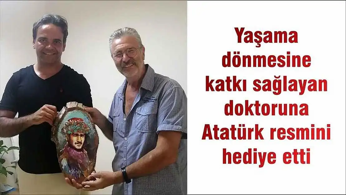 Yaşama dönmesine katkı sağlayan doktoruna Atatürk resmini hediye etti