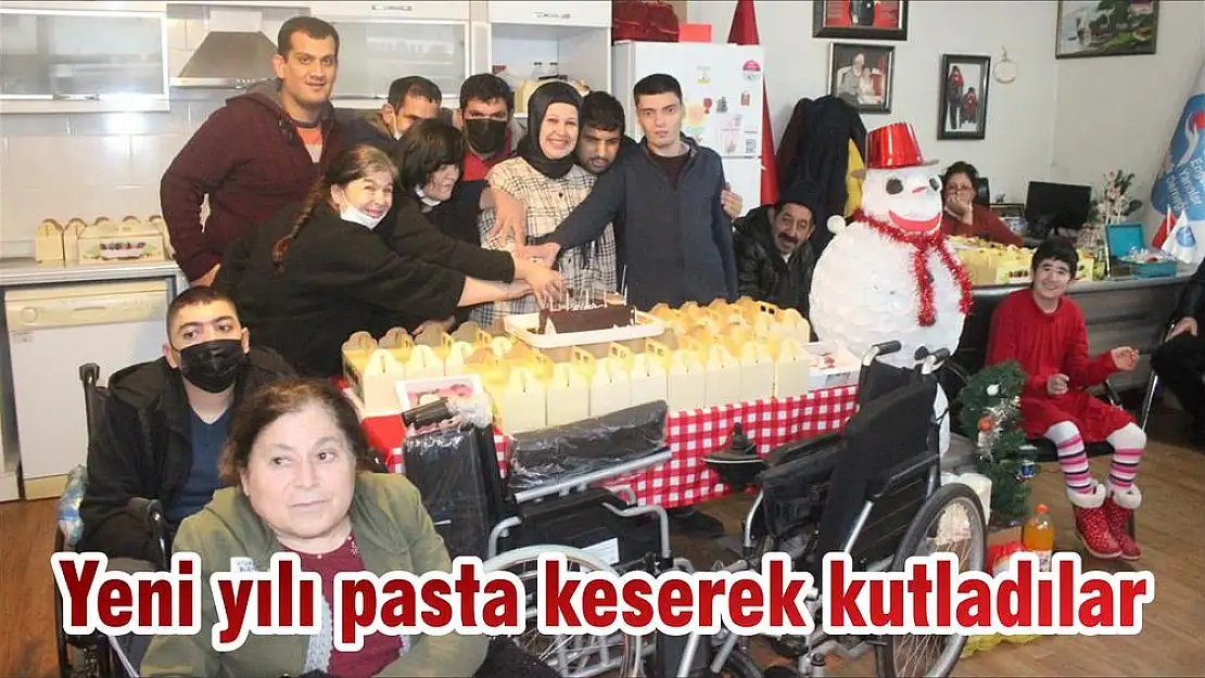 Yeni yılı pasta keserek kutladılar