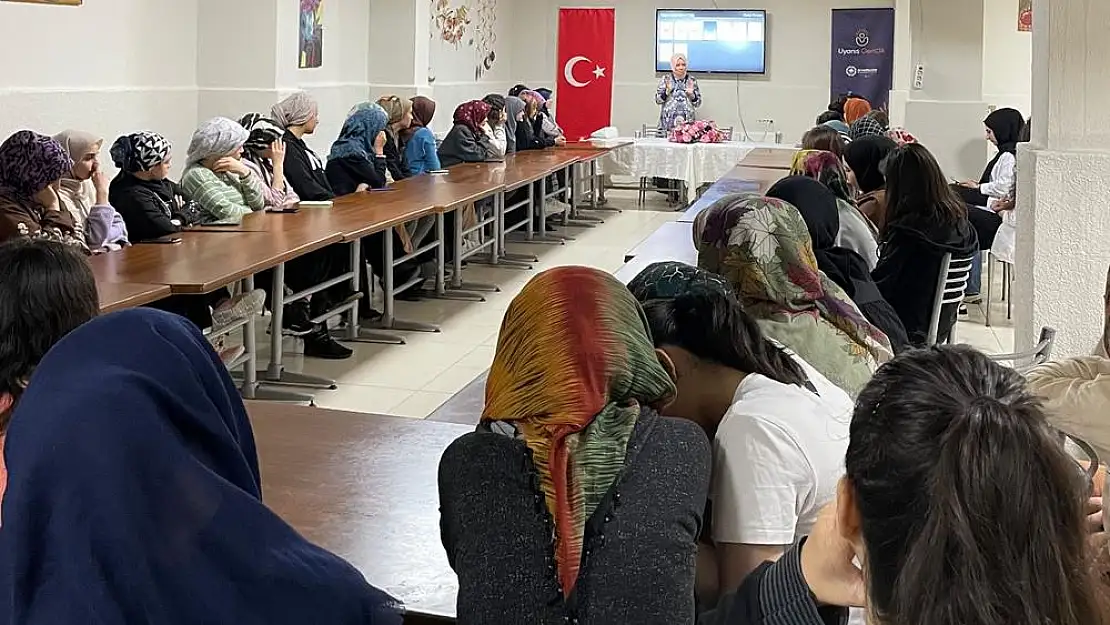 Yurtta Kalan Öğrencilere Mesleki Seminer