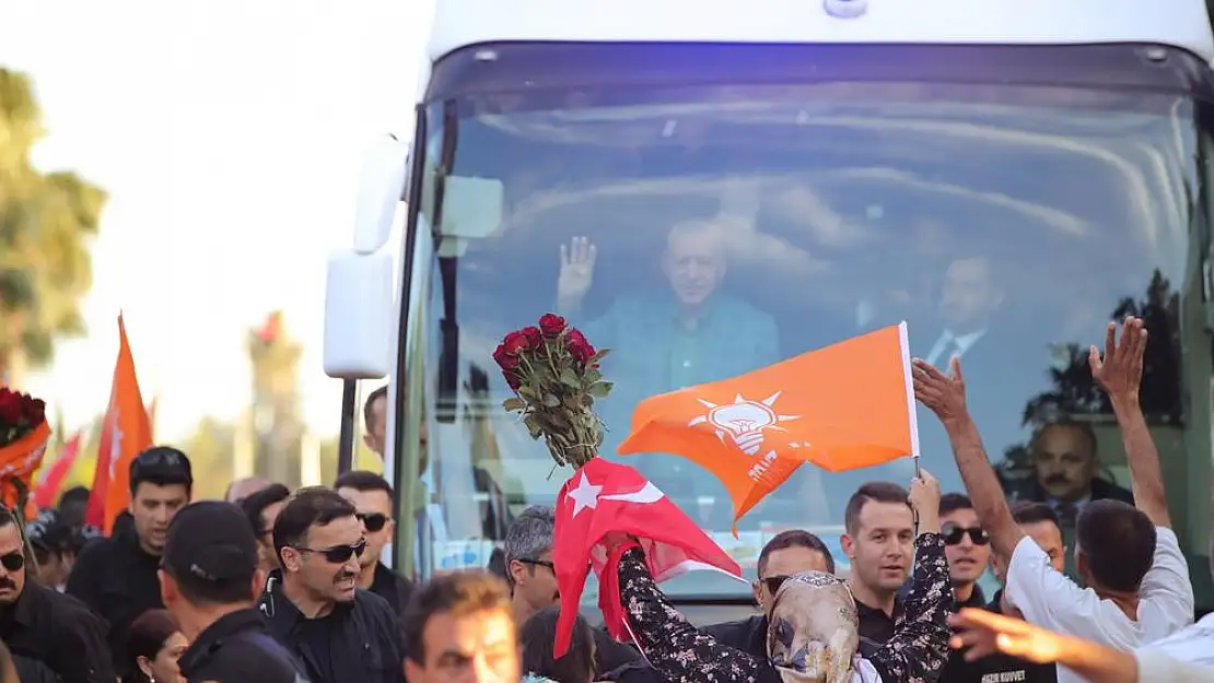 Zafer Müzesi AKP Afişleriyle Kaplandı, Erdoğan’ın Afyonkarahisar Mitingi Tartışmalara Neden Oldu