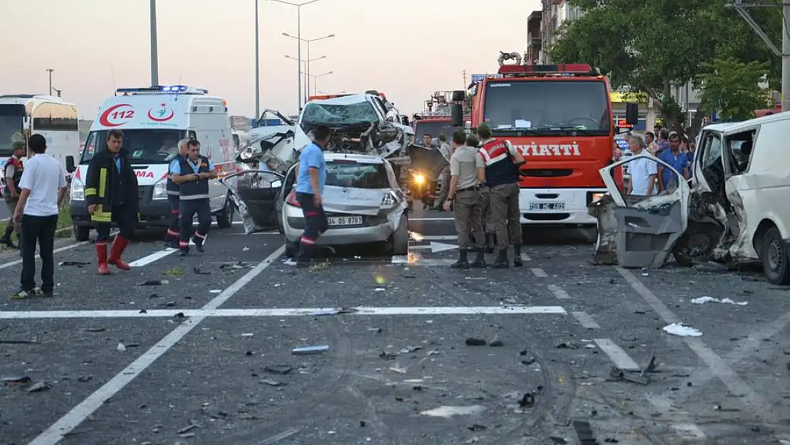 Zincirleme trafik kazası trafiği felç etti