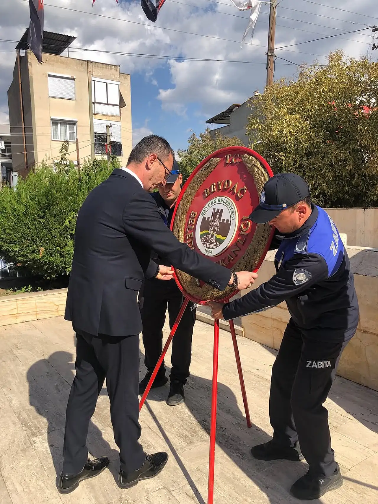 Beydağ'da Cumhuriyet Bayramı Coşkusu: Çelenk Töreniyle Kutlamalar Başladı