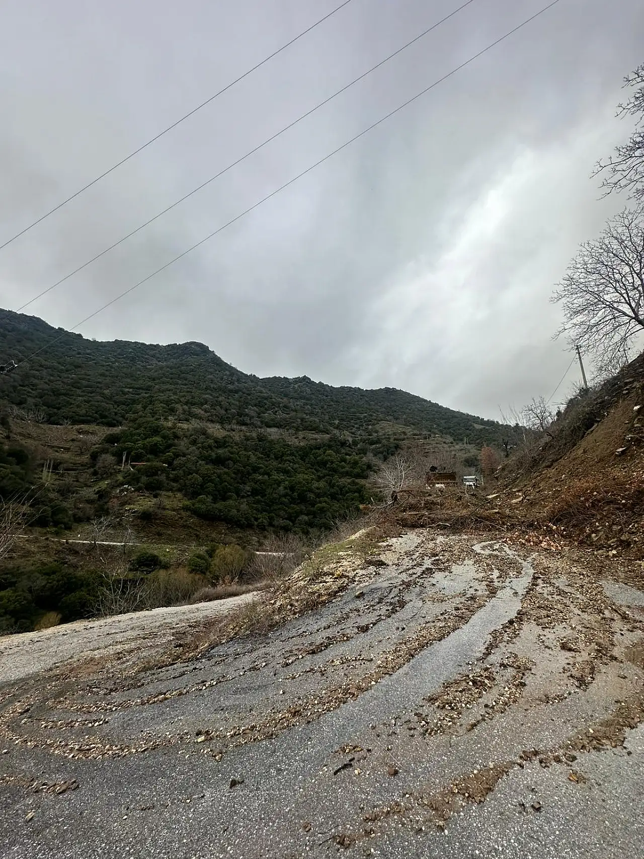 Heyelan yolu kapattı: Ekipler, seferber oldu