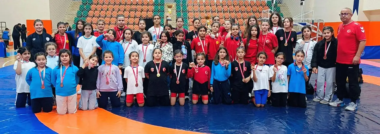 Tireli Güreşçiler Kuşadası'ndan Madalyalarla Döndü