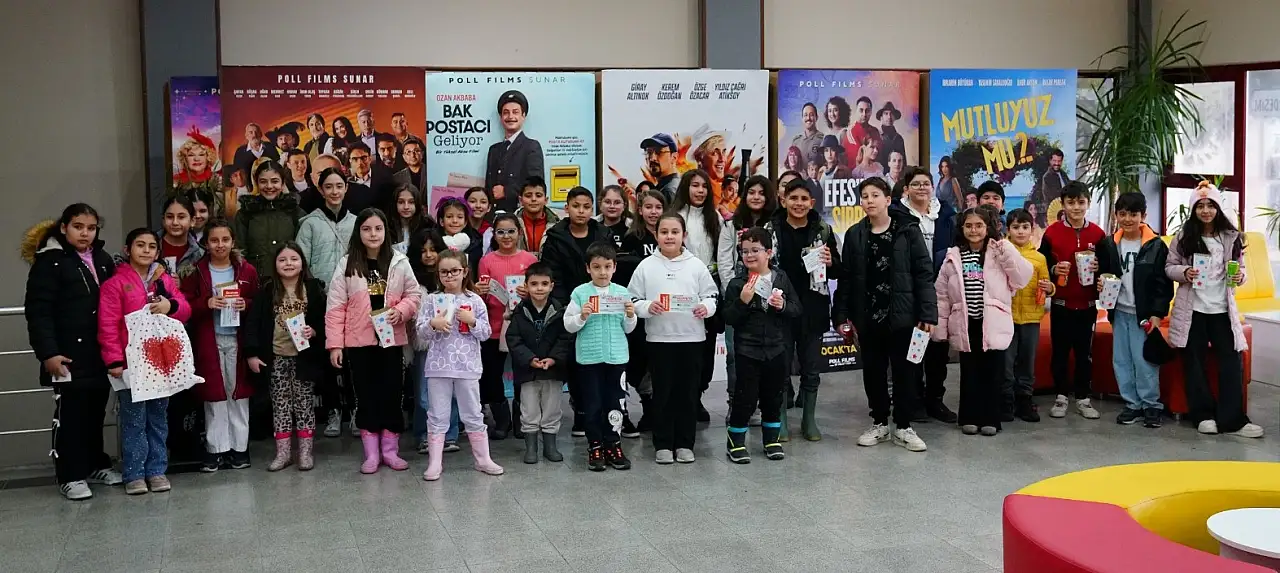 Tire'de Öğrenciler, Karne Sevincini Sinema Keyfiyle Yaşadı