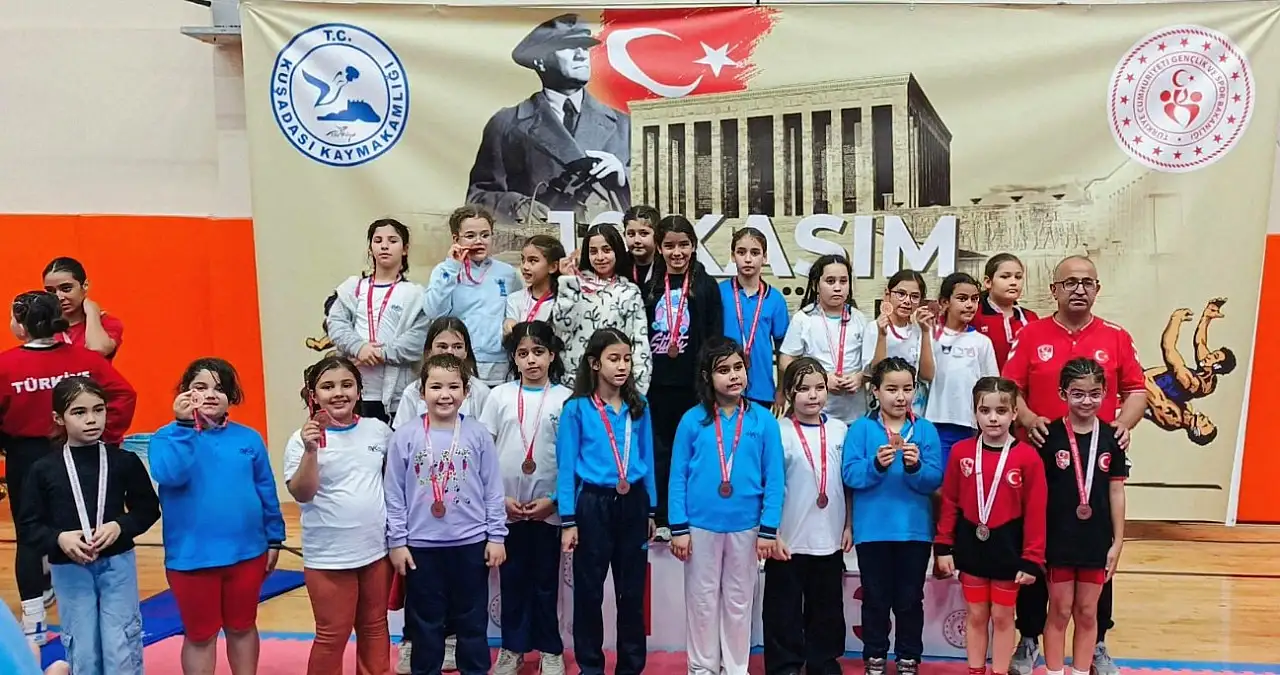 Tireli Güreşçiler Kuşadası'ndan Madalyalarla Döndü