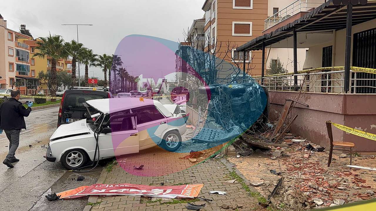 ÖDEMİŞ ZAFER MAHALLESİ'NDE DEHŞET ANLARI: PİKAP EVE GİRDİ, 1'İ AĞIR 6 YARALI