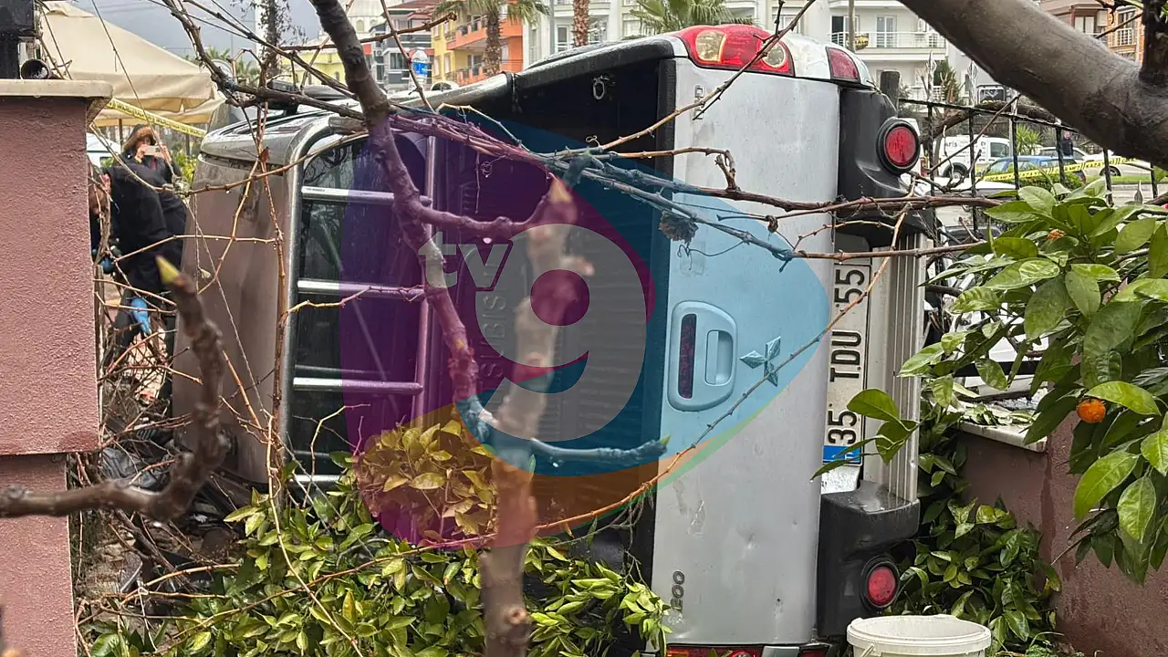 ÖDEMİŞ ZAFER MAHALLESİ'NDE DEHŞET ANLARI: PİKAP EVE GİRDİ, 1'İ AĞIR 6 YARALI