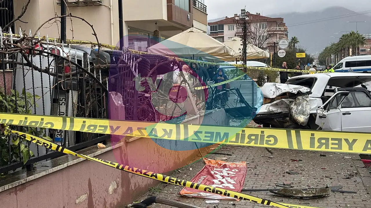 ÖDEMİŞ ZAFER MAHALLESİ'NDE DEHŞET ANLARI: PİKAP EVE GİRDİ, 1'İ AĞIR 6 YARALI