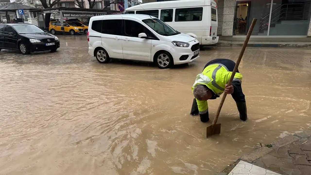 Kiraz'da yağış alarmı: Ekipler sahada, mazgallar temizleniyor