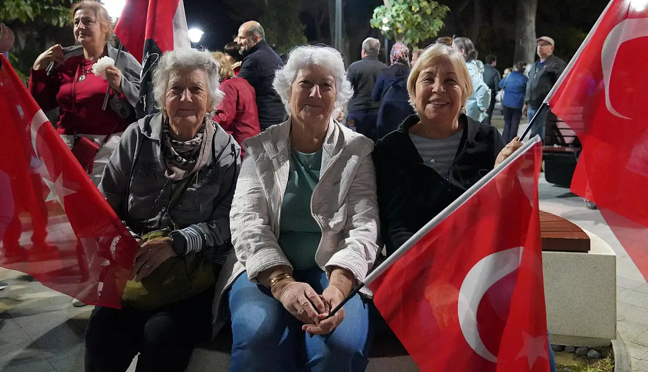 Tire'de Cumhuriyet Coşkusu Fener Alayı ile Zirveye Çıktı