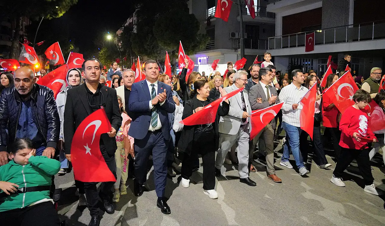 Tire'de Cumhuriyet Coşkusu Fener Alayı ile Zirveye Çıktı