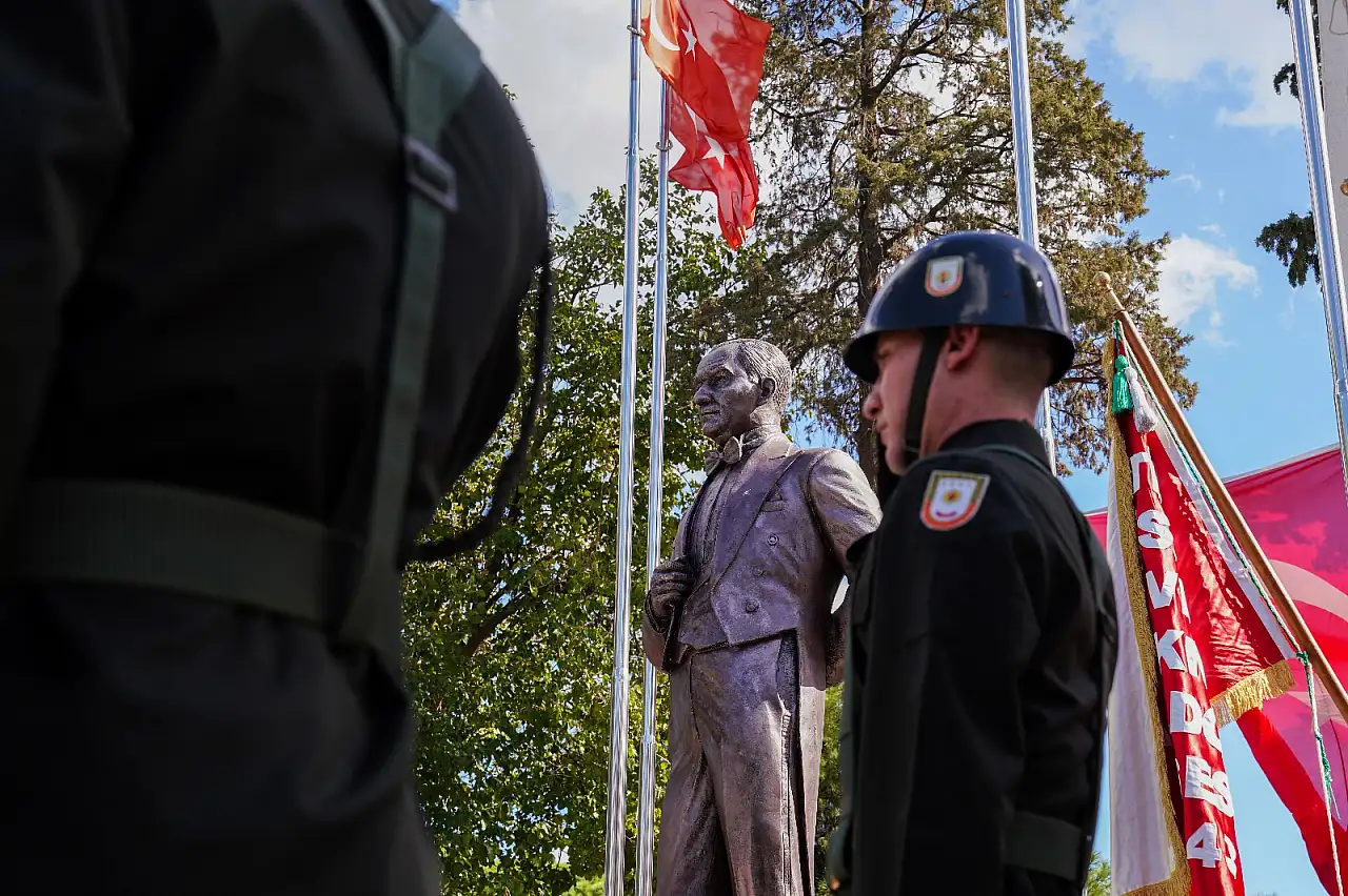 Çelenk Törenine Protokol Eksiksiz Katıldı