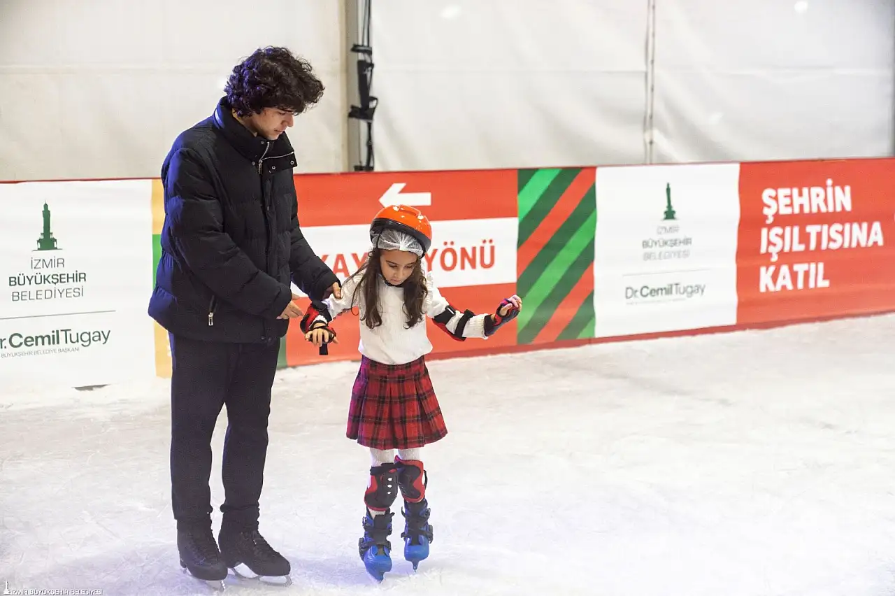 Kültürpark'ta Aralık Eğlencesi İzmirlileri Büyülüyor