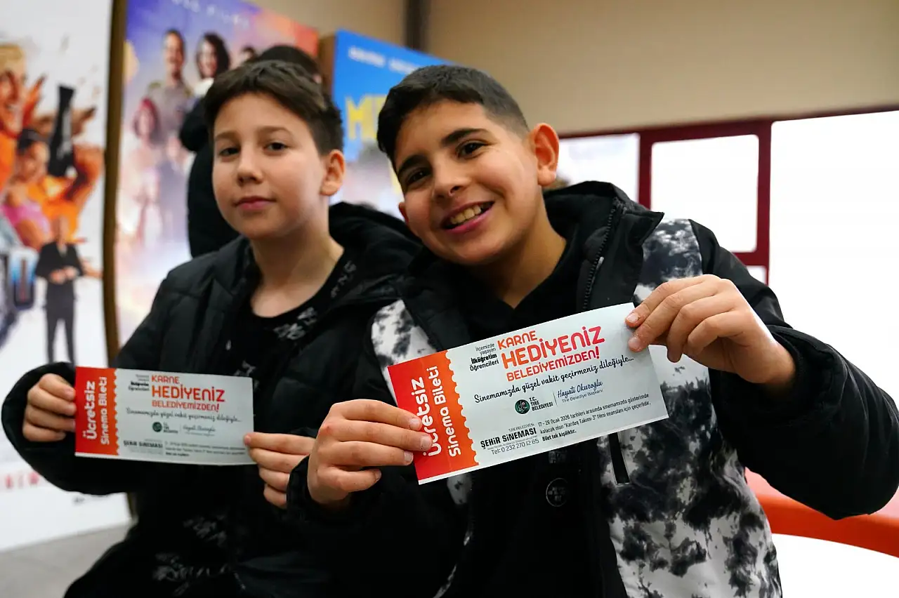 Tire'de Öğrenciler, Karne Sevincini Sinema Keyfiyle Yaşadı