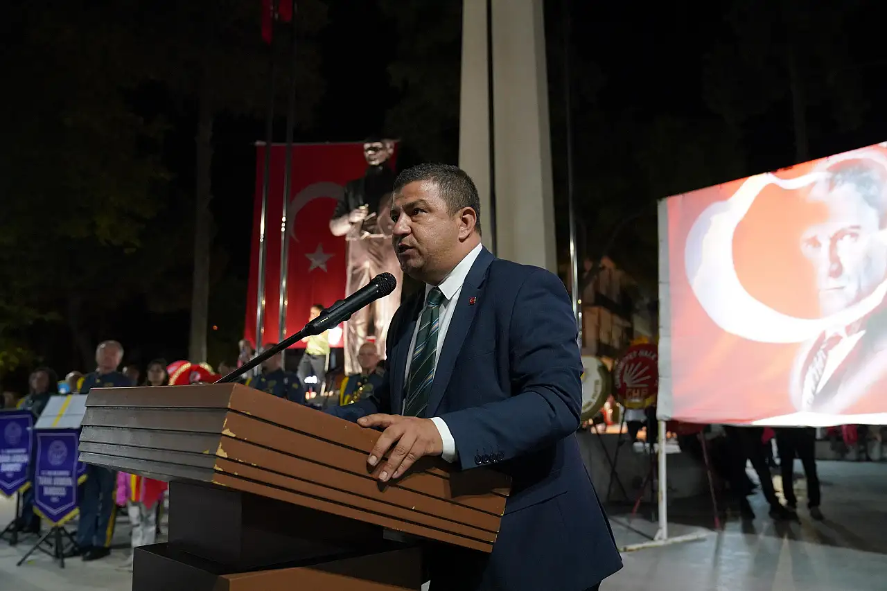 Tire'de Cumhuriyet Coşkusu Fener Alayı ile Zirveye Çıktı