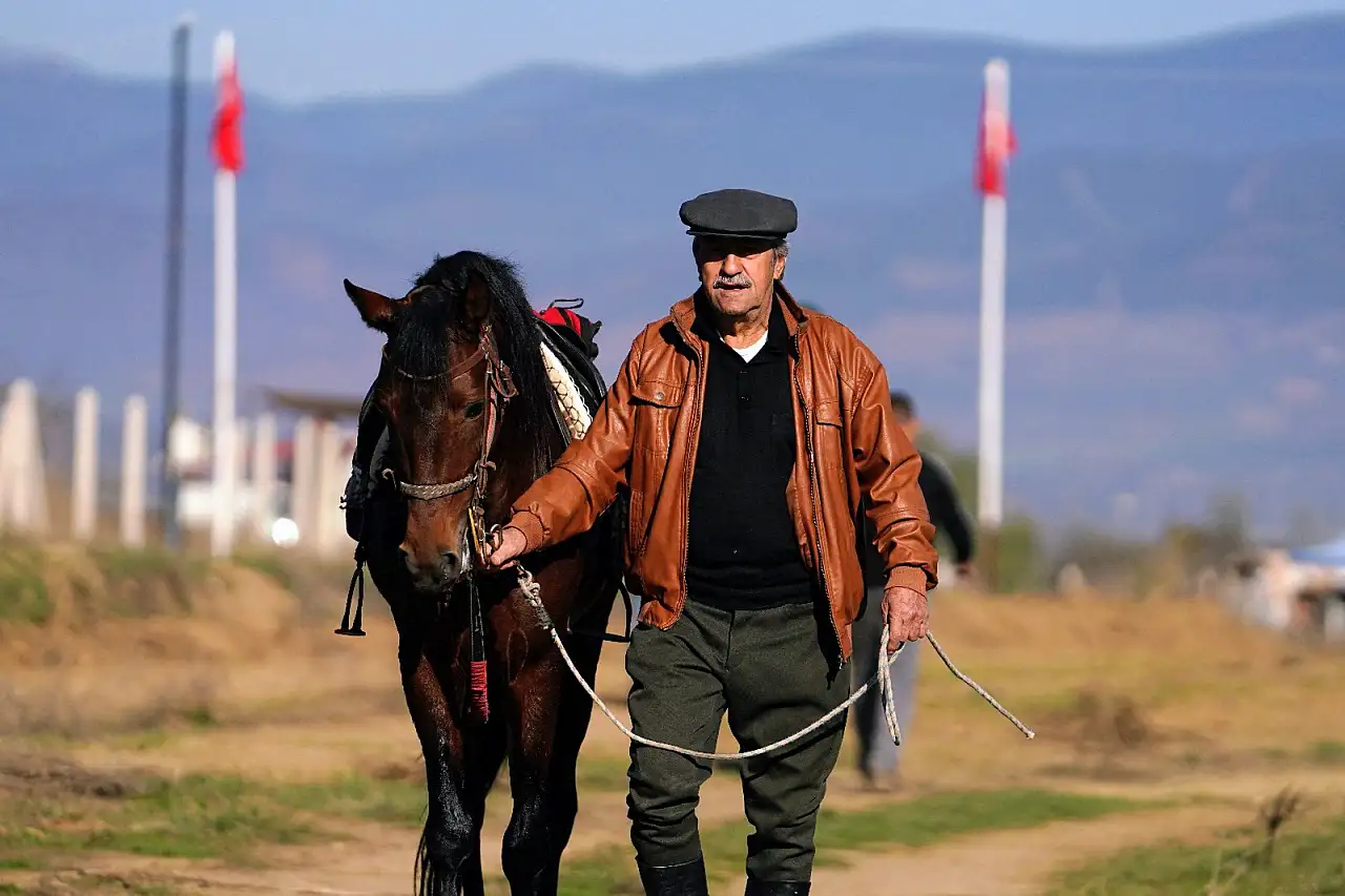 Tire'de Geleneksel Rahvan At Yarışları Nefes Kesti!