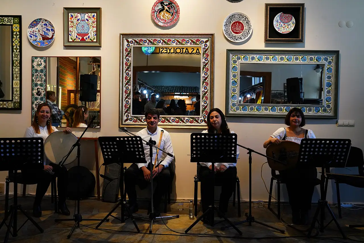 Tire Kent Müzesi'nde Rengarenk Çini Sergisi