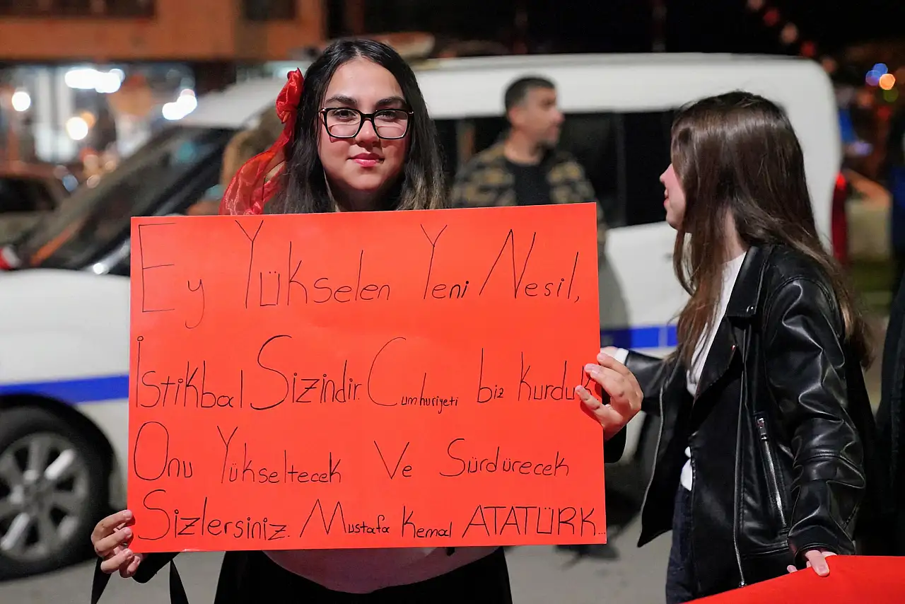 Tire'de Cumhuriyet Coşkusu Fener Alayı ile Zirveye Çıktı