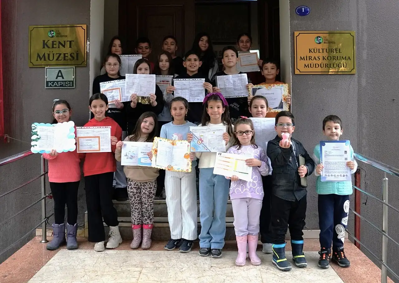 Tire'de Öğrenciler, Karne Sevincini Sinema Keyfiyle Yaşadı