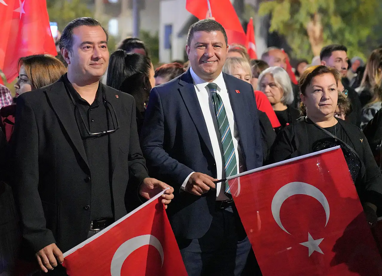 Tire'de Cumhuriyet Coşkusu Fener Alayı ile Zirveye Çıktı