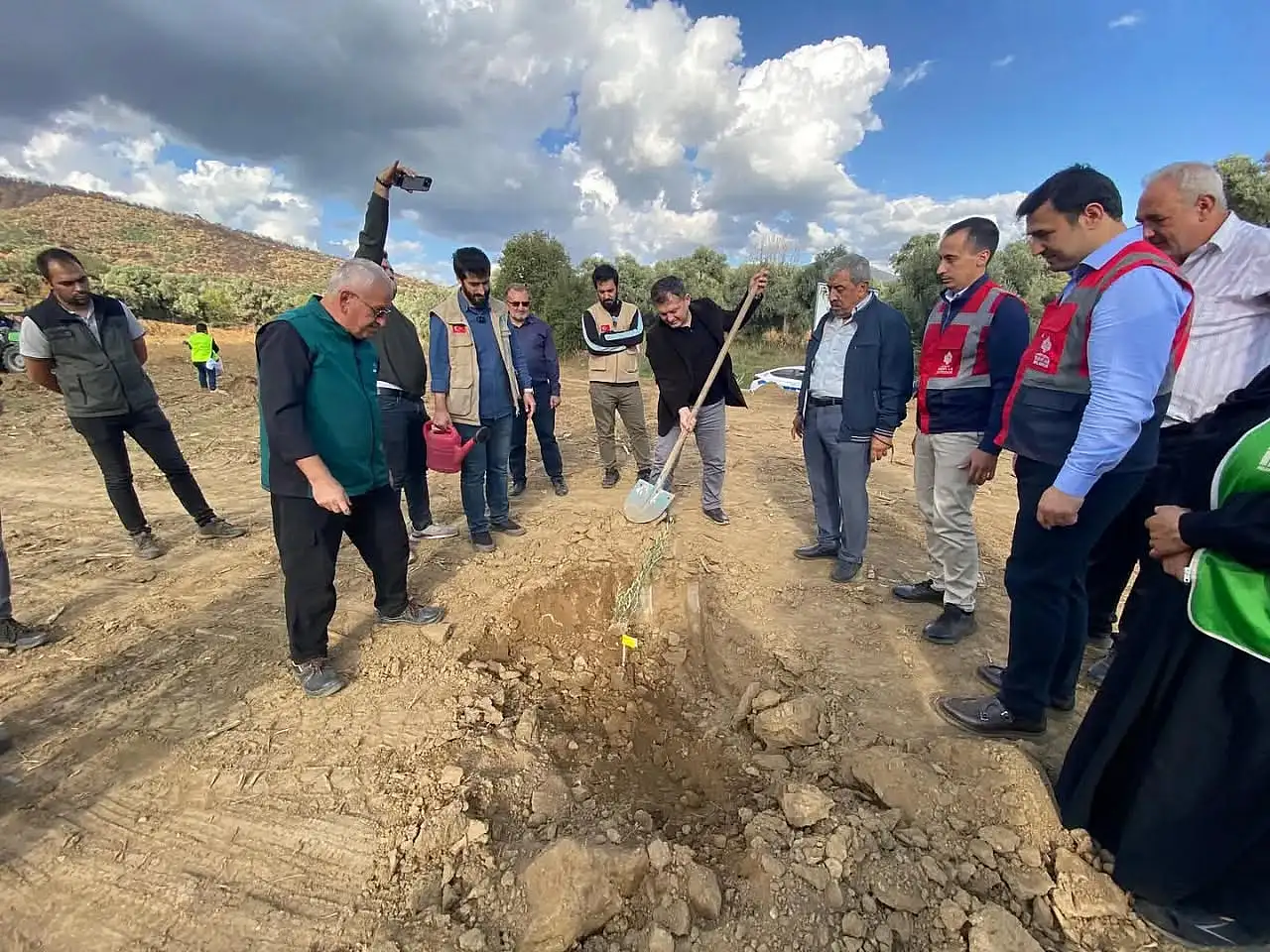Üzümlü Mahallesi'nde Yangın Sonrası Fidan Dikimiyle Doğa Yeniden Hayat Buluyor
