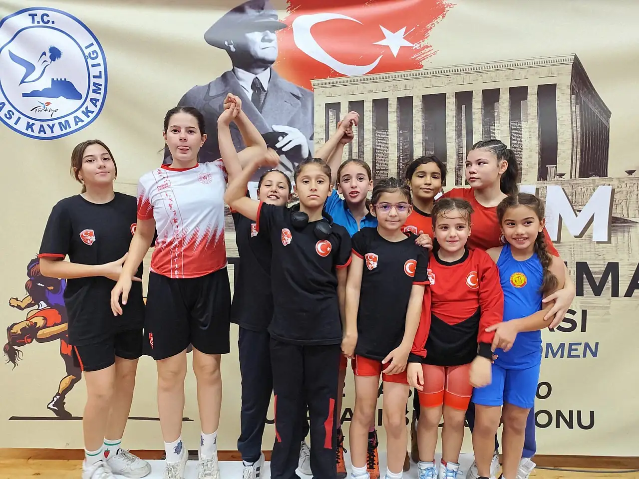 Tireli Güreşçiler Kuşadası'ndan Madalyalarla Döndü