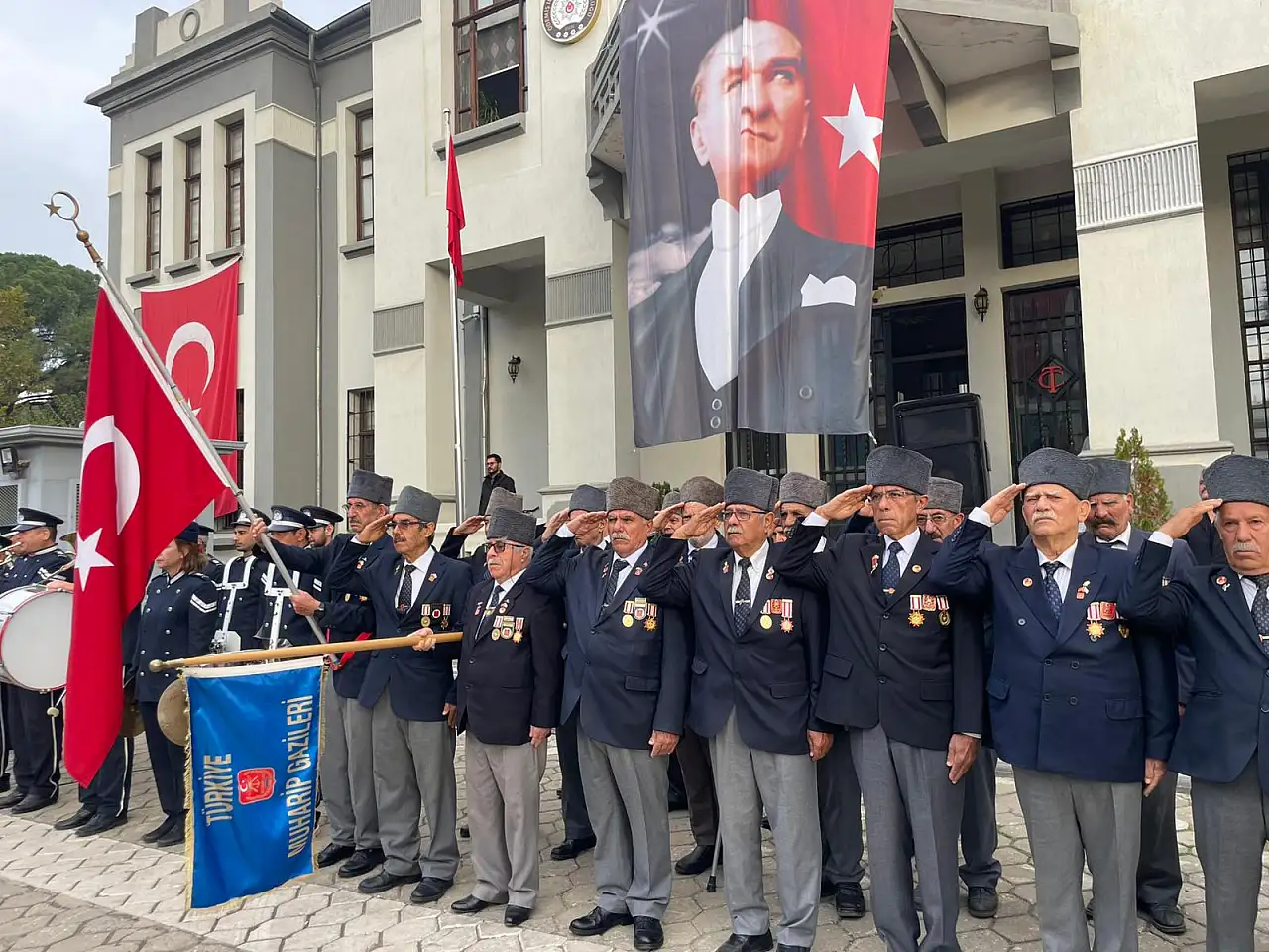 ÖDEMİŞ'TE 10 KASIM ATATÜRK'Ü ANMA PROGRAMI HÜKÜMET KONAĞI ÖNÜNDE BAŞLADI