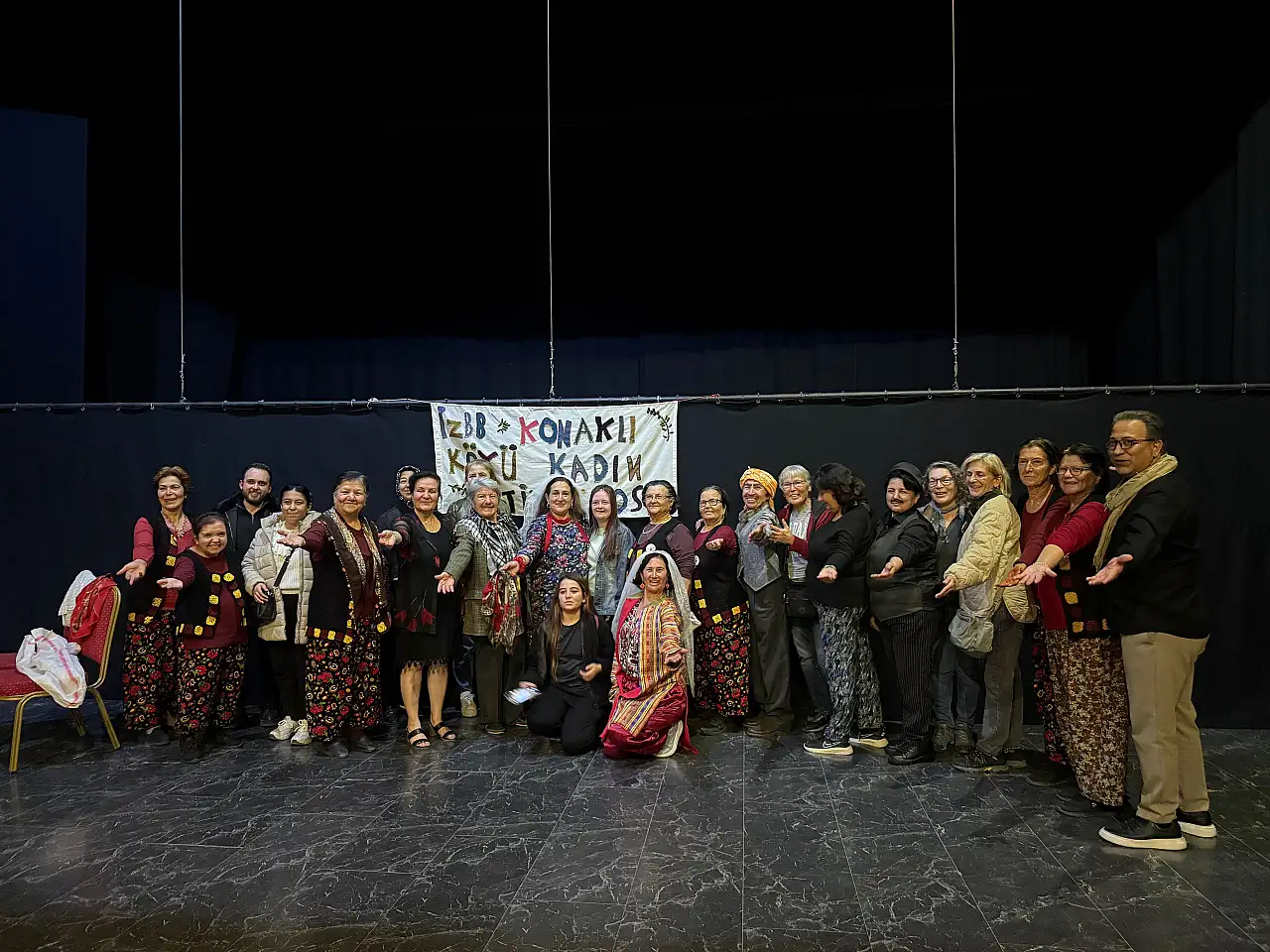 Konaklı Köyü Kadın Tiyatrosu'ndan Alkış Fırtınası: Bir Zamanlar Ödemiş'te Sahnede Hayran Bıraktı