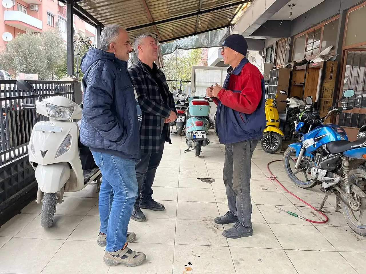 HAKAN GÜÇLÜ SAHAYI BIRAKMIYOR