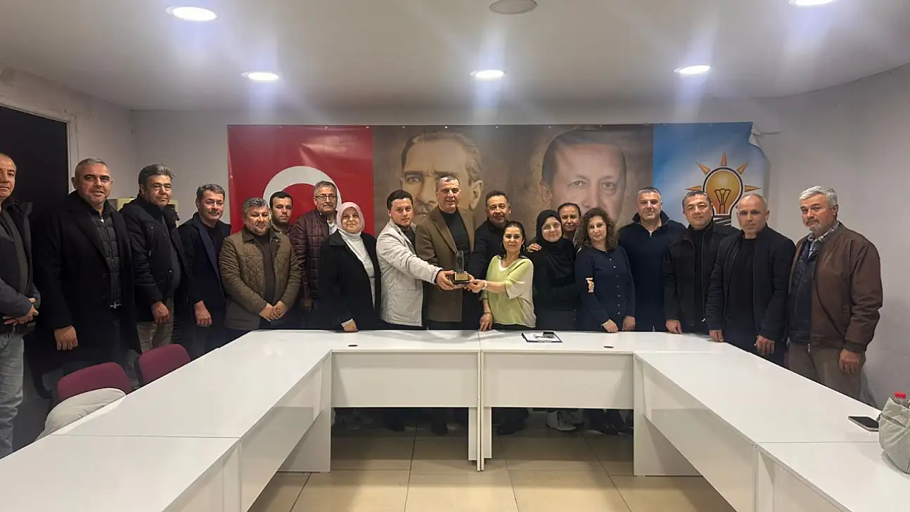 ARİS MEDYA A.Ş. VE VİZYON MEDYA'DAN BAŞKAN MURAT ÖNCEL'E 'YILIN İLÇE BAŞKANI' ÖDÜLÜ