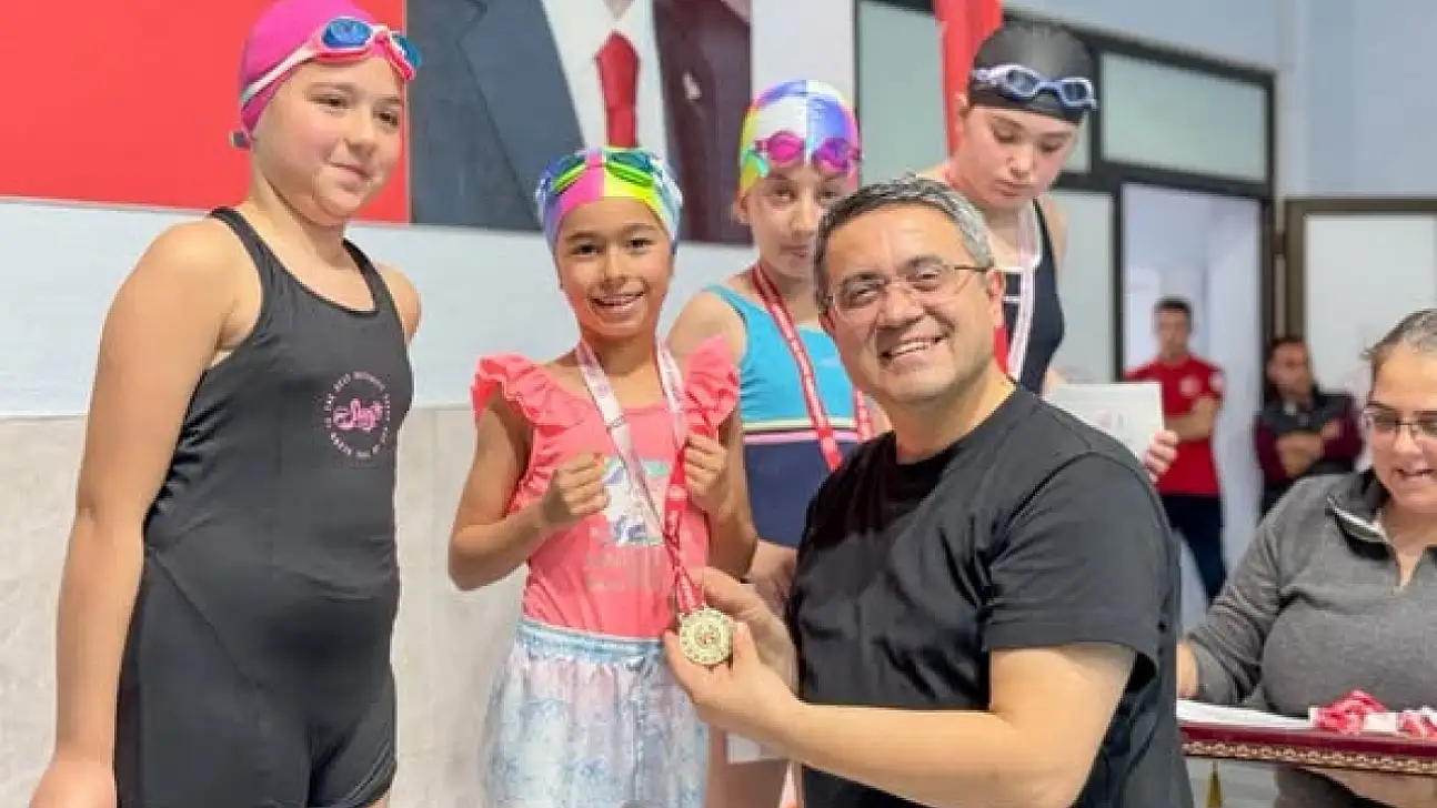 Bayındır'da Yüzme Şenliği Coşkusu: Genç Sporcular Ödüllerini Aldı