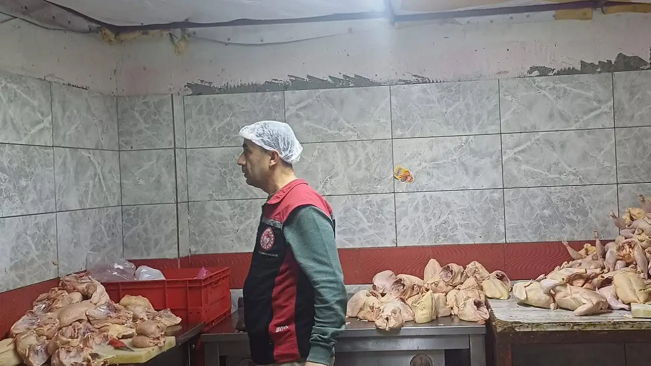 Buca'da Onay Belgesiz Çiğ Kanatlı Eti Parçalama Tespit Edildi