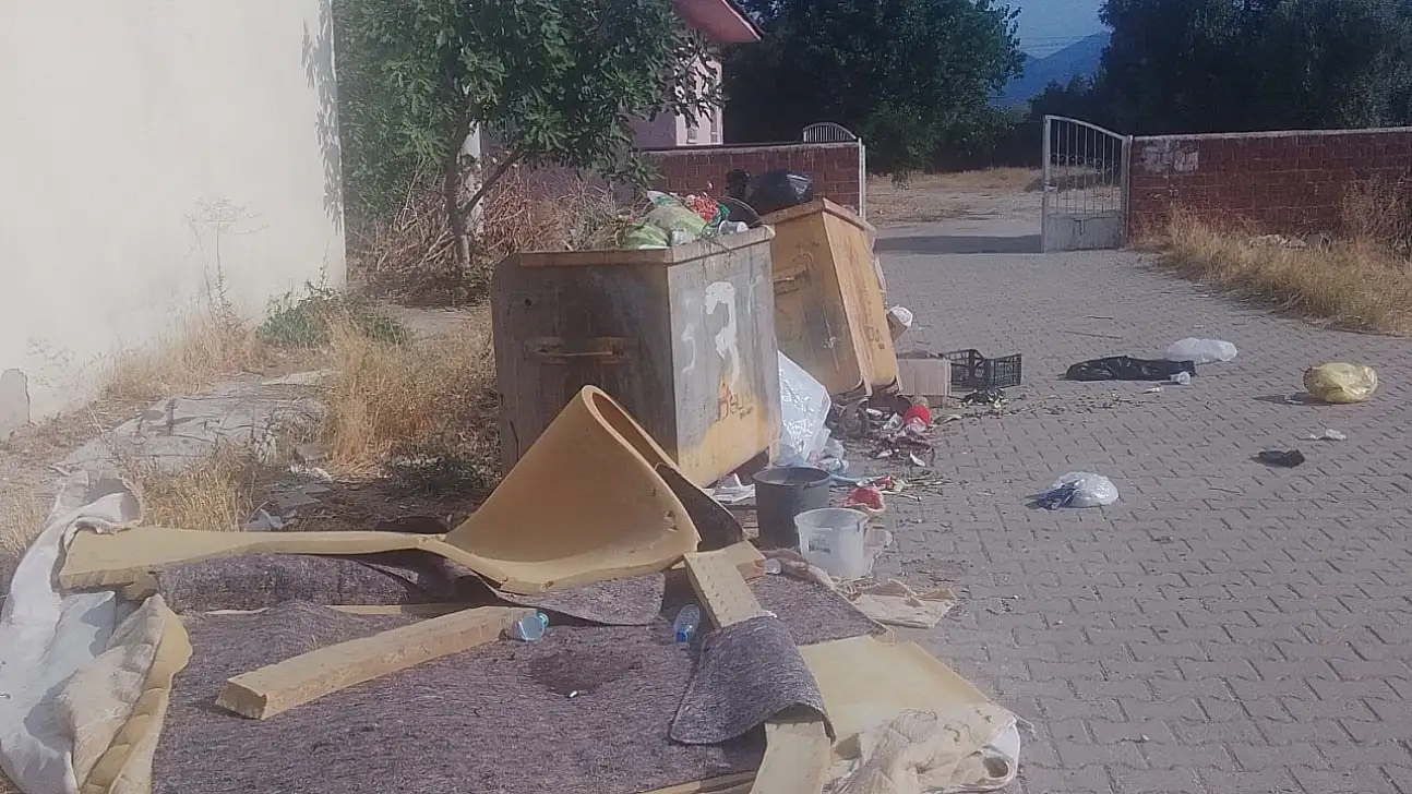 Çöp Dağları Mahalle Sakinlerini İsyan Ettirdi