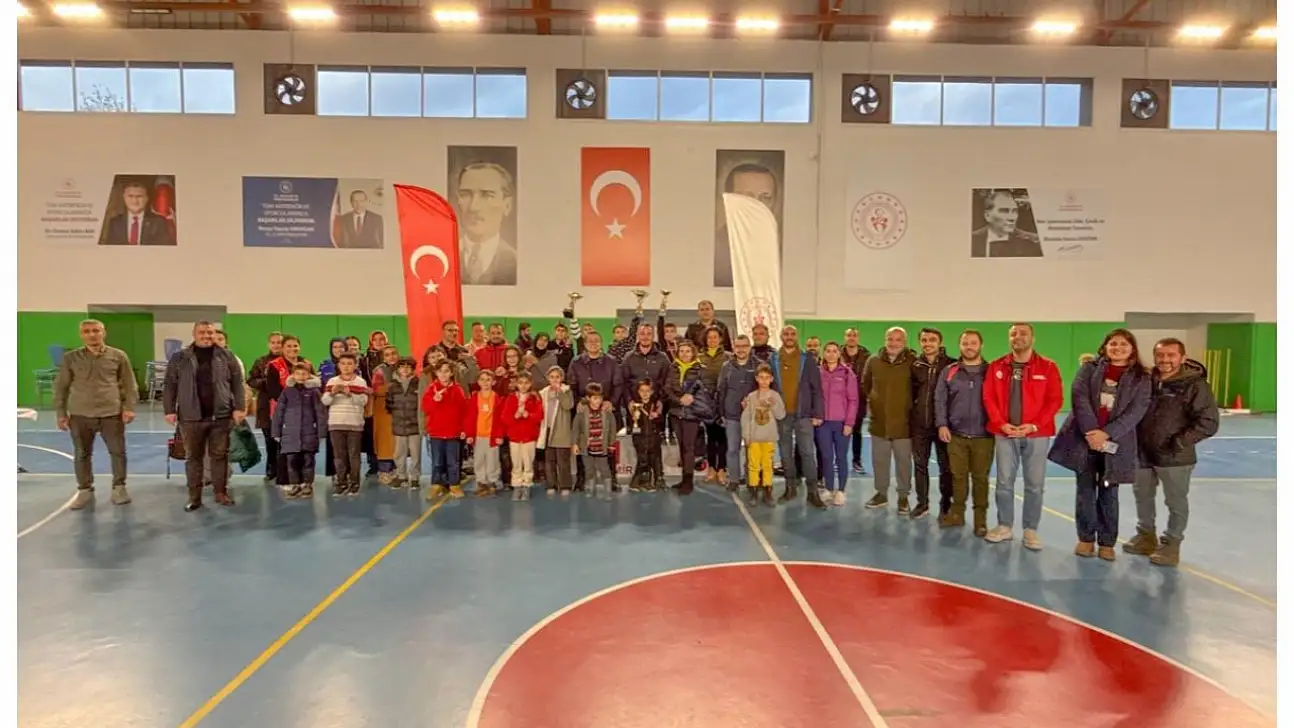 GENÇ SATRANÇÇILAR MADALYALARINA KAVUŞTU MEHMET ÂKİF ERSOY ANISINA TURNUVA