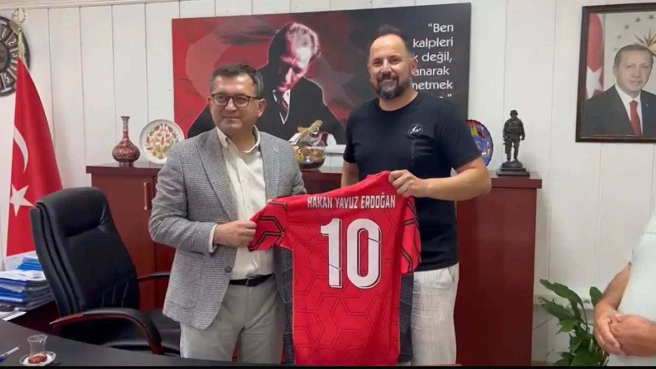 ÖDEMİŞ VE UZUNKÖPRÜ MASTERLERDEN KAYMAKAM ERDOĞAN'A FORMA HEDİYESİ