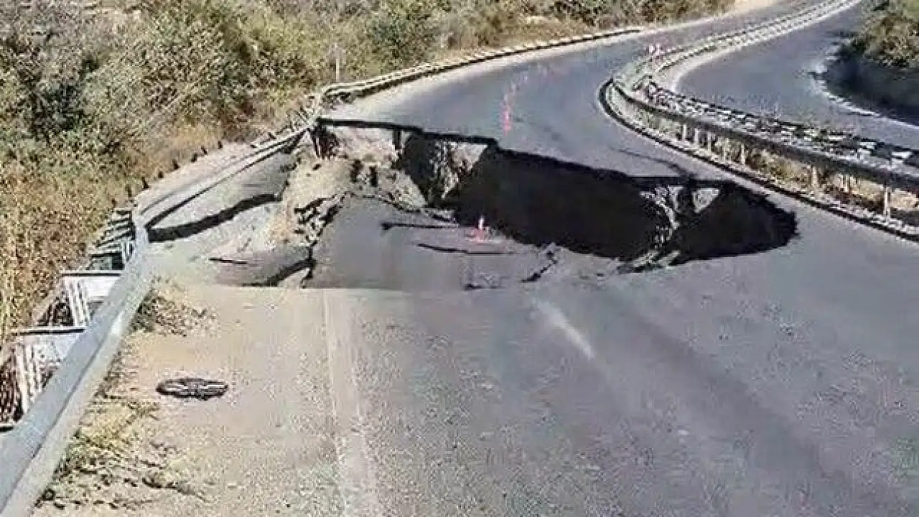 Söke-Kuşadası Yolunda Çöktü!