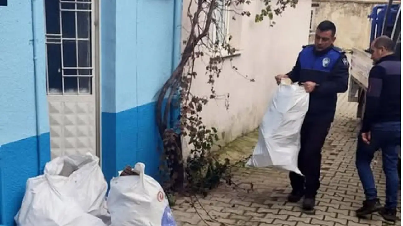 TİRE BELEDİYESİ'NDEN KIŞ GÜNLERİNDE ODUN YARDIMI