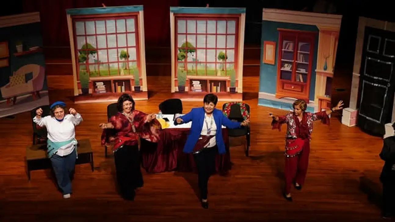 Tire'de Kadın Dayanışmasını Anlatan Tiyatro Oyunu Sanatseverlerle Buluştu