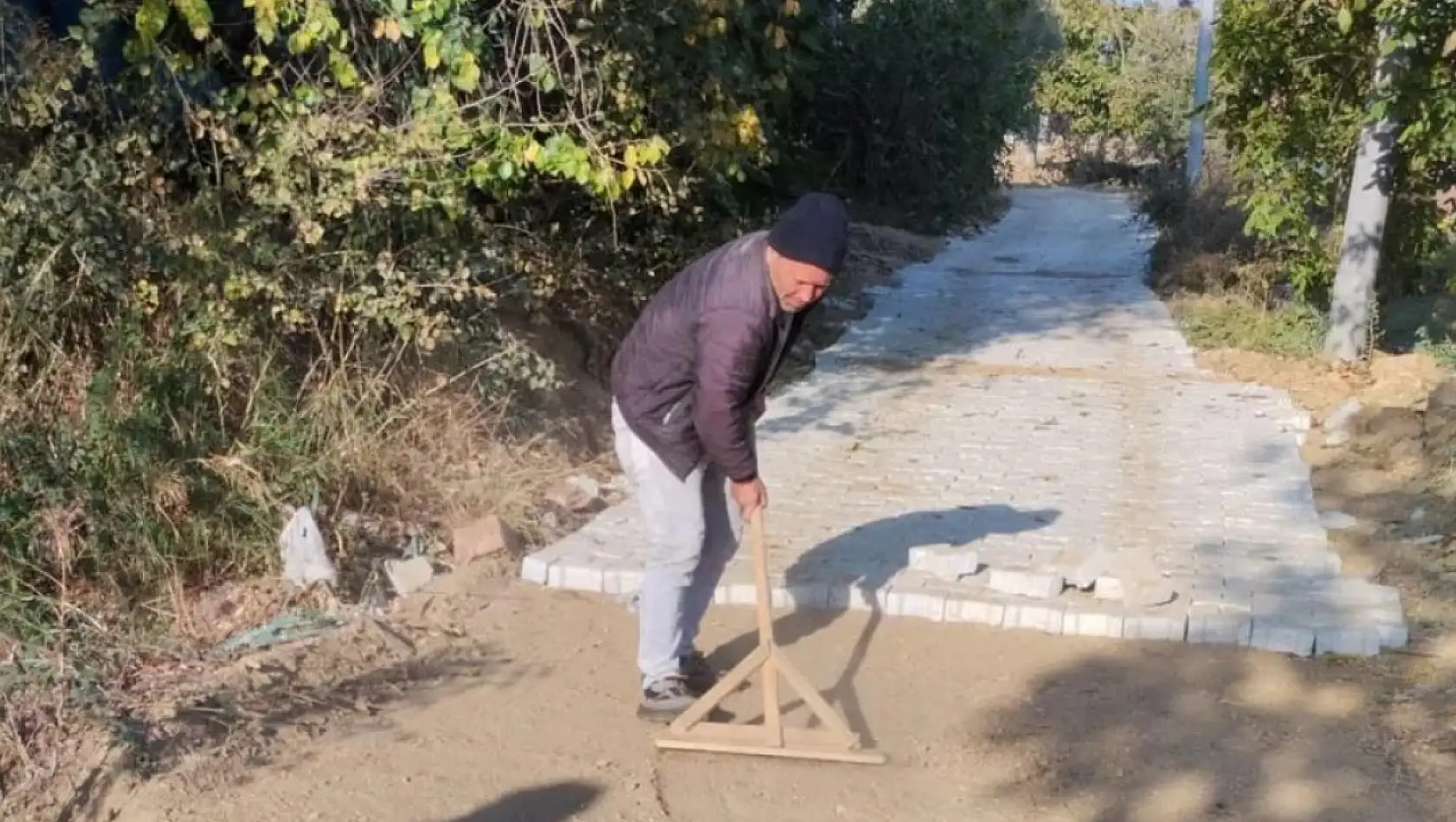 Kiraz Belediyesi Yeniköy Mahallesi'nde Kilit Parke Taşı Çalışmalarına Başladı